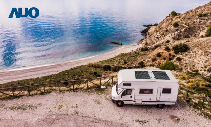 「可撓輕量化太陽光電板SunCurva」使用輕量特殊耐候型複合板取代傳統太陽能板的玻璃前板，不僅降低70%重量，每米平方僅3Kg；具有抗衝擊性能及通過電磁相容性測試，可應用於交通運輸工具，如露營車、遊艇等